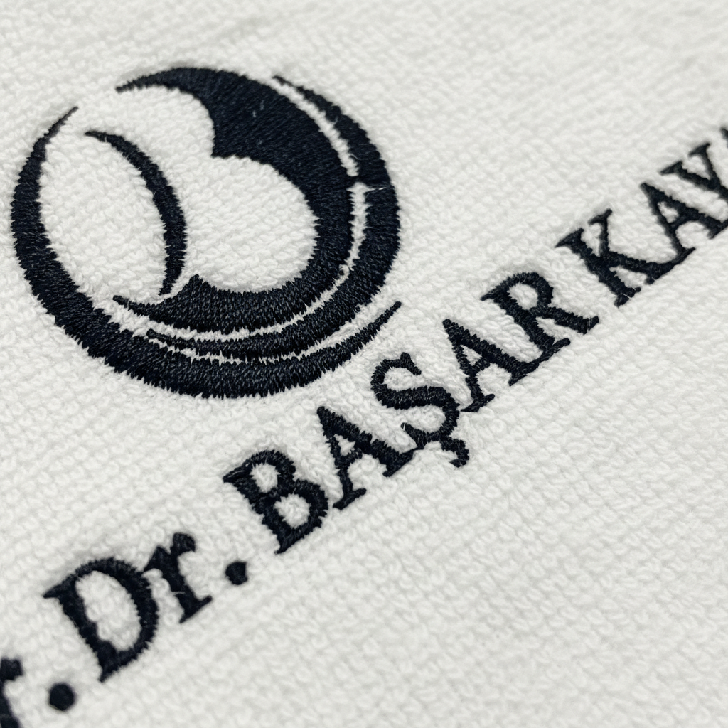 Logo nakis detayi makro cekim beyaz havlu