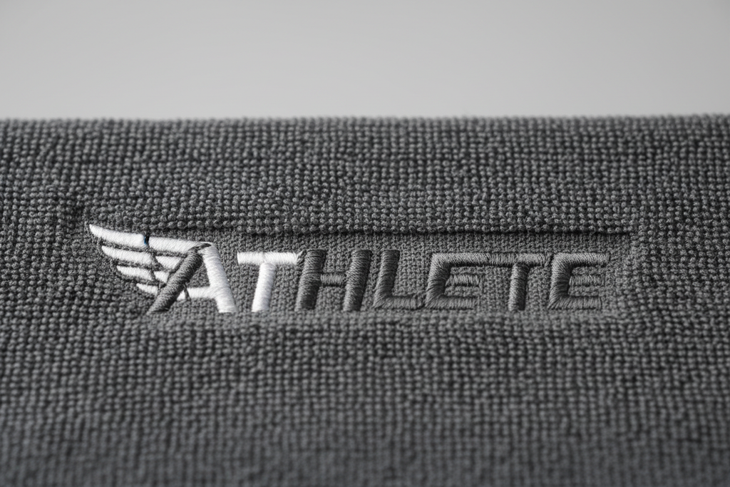 Logo nakışı detay - fitness havlu kalitesi